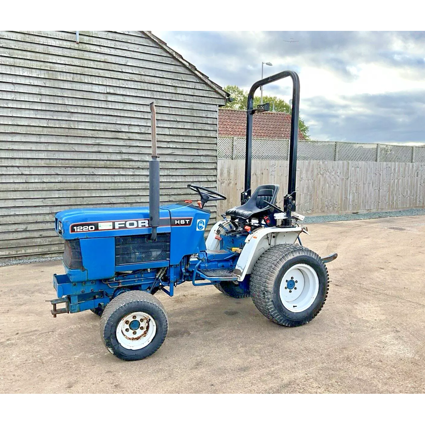 FORD NEW HOLLAND 1220 4WD HYDROSTATIC COMPACT TRACTOR - 3414 HOURS